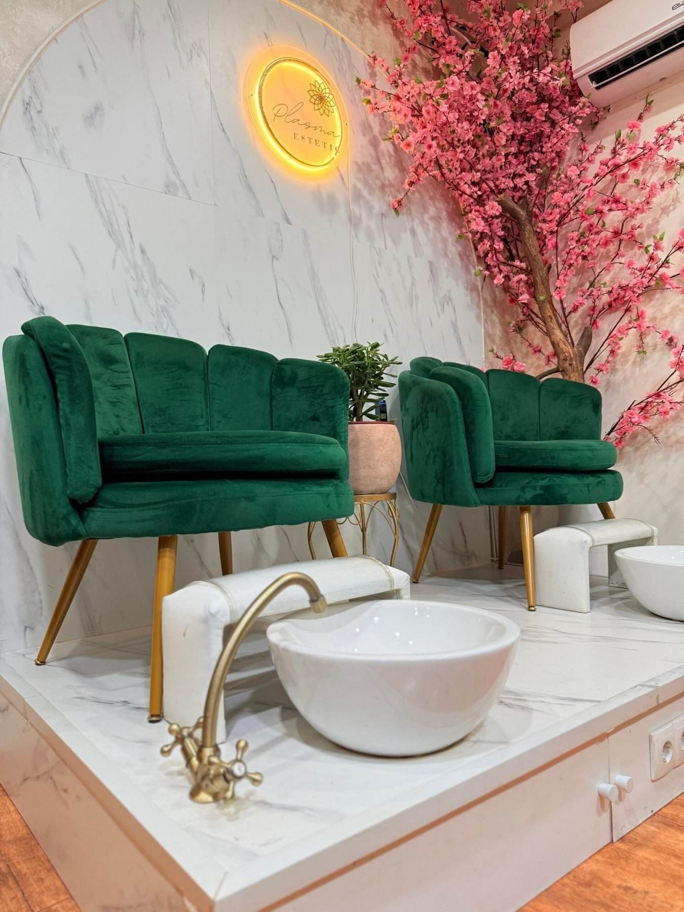 Zona de pedicura de Plasma Estetic con sillones de terciopelo verde