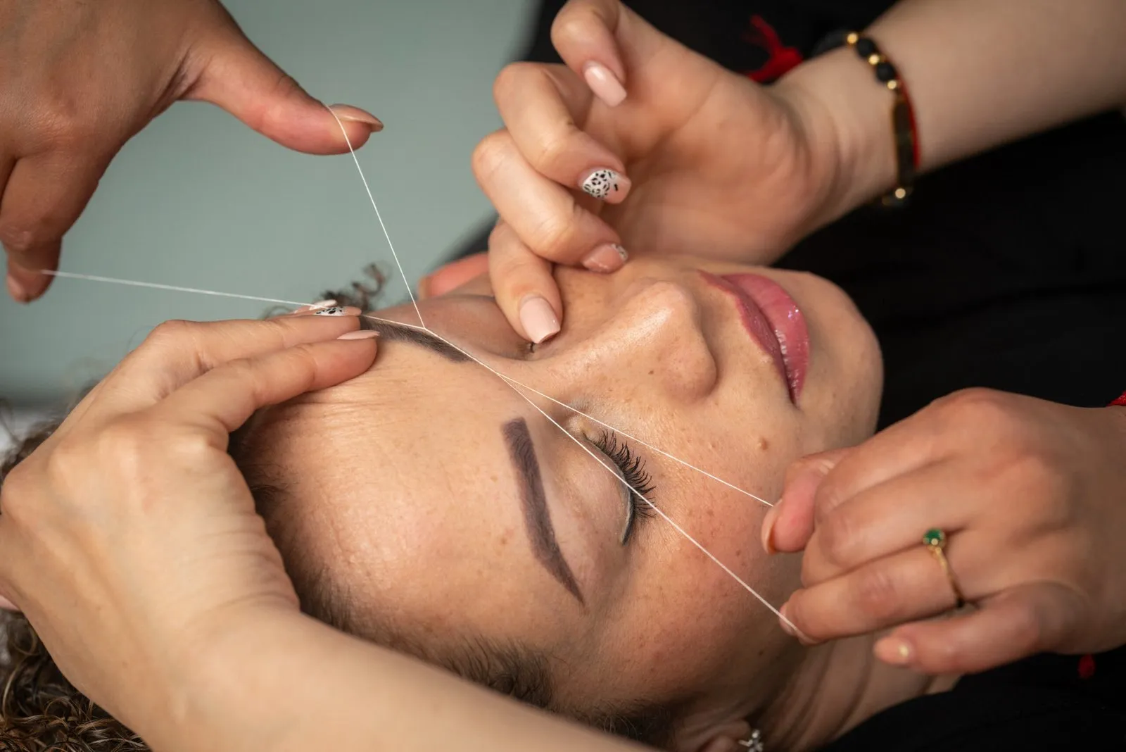 Depilación de cejas con hilo